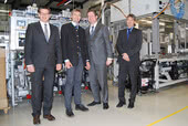v.l.: Geschäftsführer Thomas Guglhör, Halblechs Bürgermeister Johann Gschwill, Bundestagsabgeordneter Stephan Stracke und Betriebsleiter Rolf Finsterwalder bei der Betriebsbesichtigung der ept GmbH in Buching