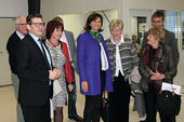 Geschäftsführer Thomas Guglhör, Landrätin Maria Rita Zinnecker, Landtagsabgeordnete Angelika Schorer, stellvertretende Bezirkstagspräsidentin Ursula Lax und Halblechs Bürgermeister Johann Gschwill bei der Betriebsbesichtigung der ept GmbH in Buching