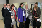 Geschäftsführer Thomas Guglhör, Landrätin Maria Rita Zinnecker, Landtagsabgeordnete Angelika Schorer, stellvertretende Bezirkstagspräsidentin Ursula Lax und Halblechs Bürgermeister Johann Gschwill bei der Betriebsbesichtigung der ept GmbH in Buching