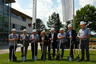 Familie Guglhör mit Bürgermeister Asam sowie den Architekten vor dem ept-Haupteingang in Peiting