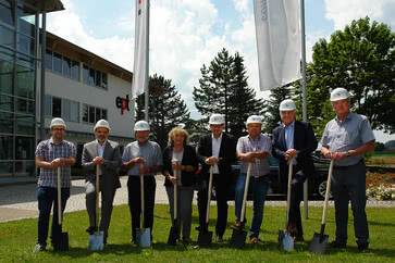 Familie Guglhör mit Bürgermeister Asam sowie den Architekten vor dem ept-Haupteingang in Peiting