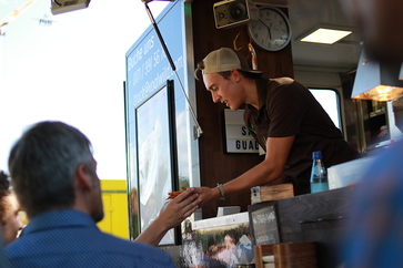 Essensausgabe am Foodtruck Vogl Wild