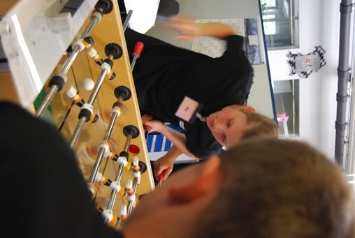 Kinder spielen am ept Kicker