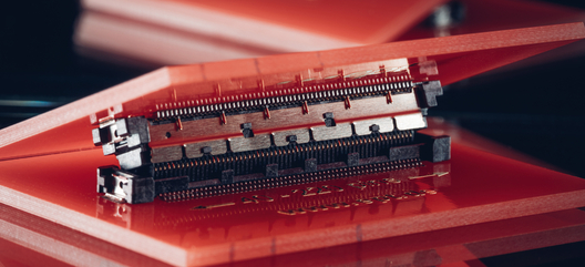 Elektronische Bauteile, rote Platten.