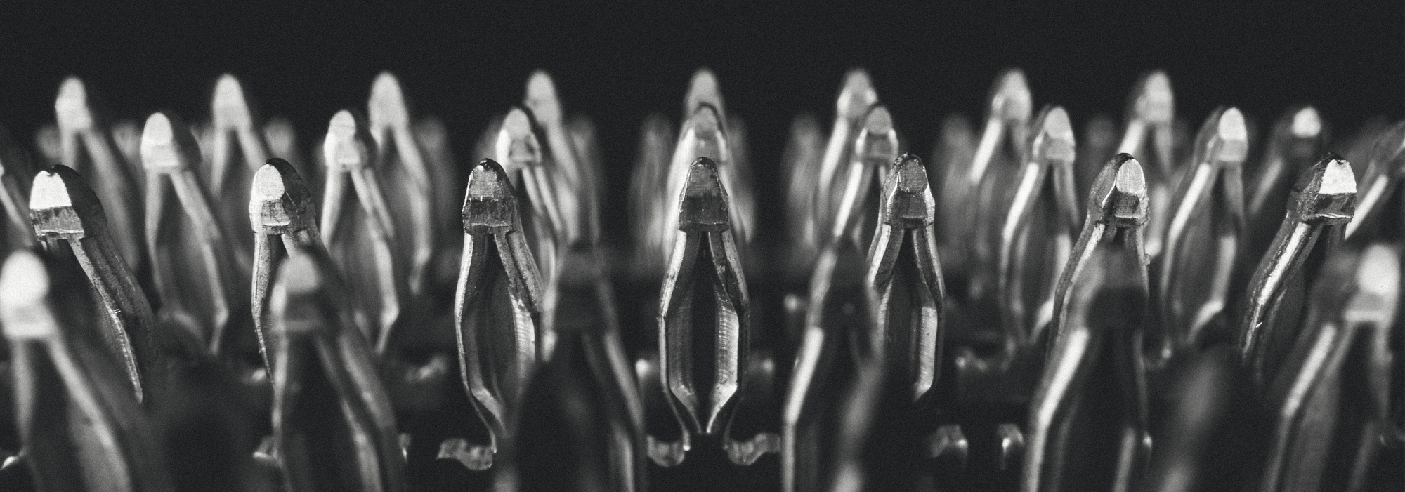 Metallene Schreibfedern, monochromatisch angeordnet.